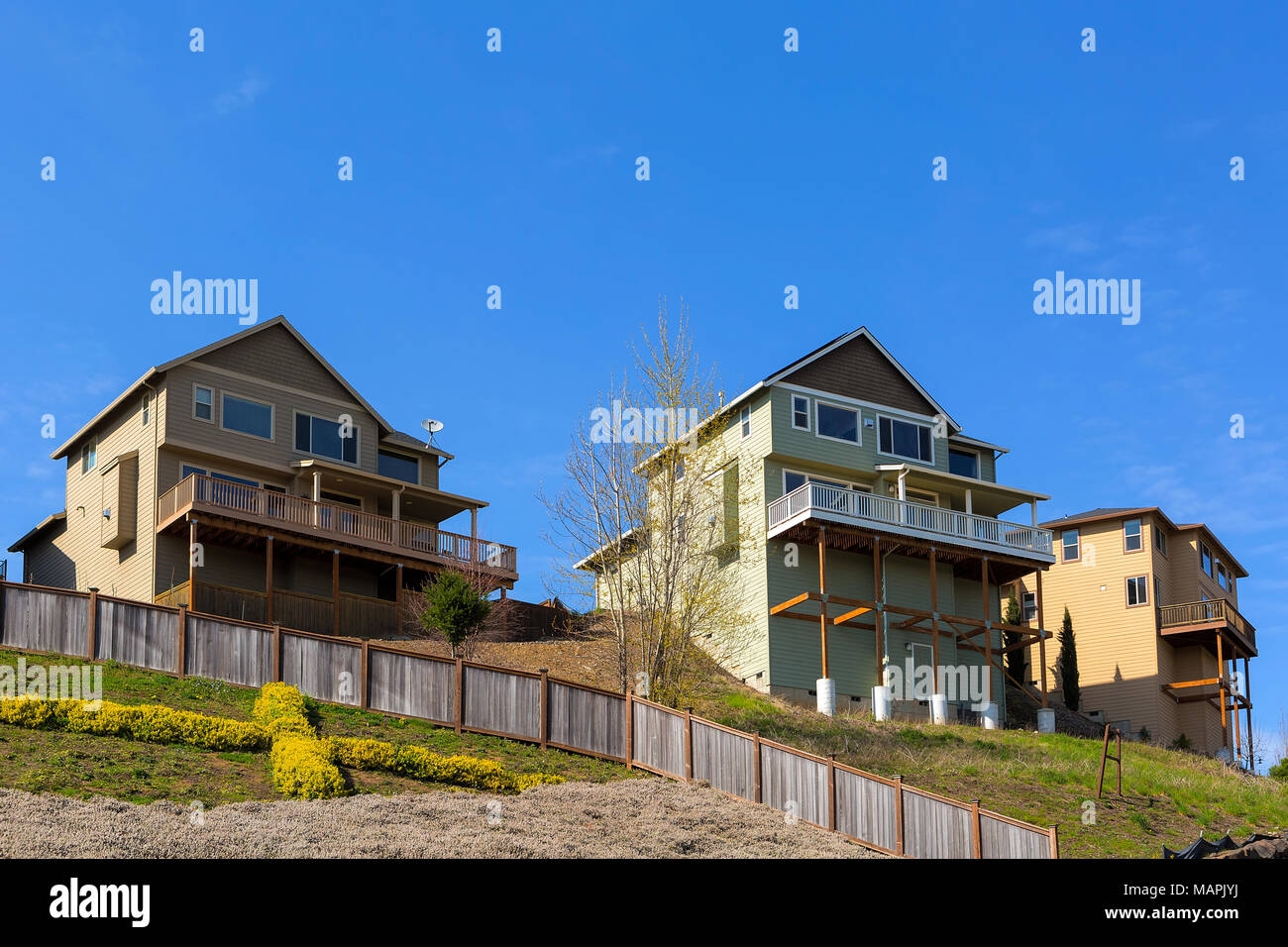 Maisons de banlieue nord-américains sur pilotis le long des lots de hillside Banque D'Images
