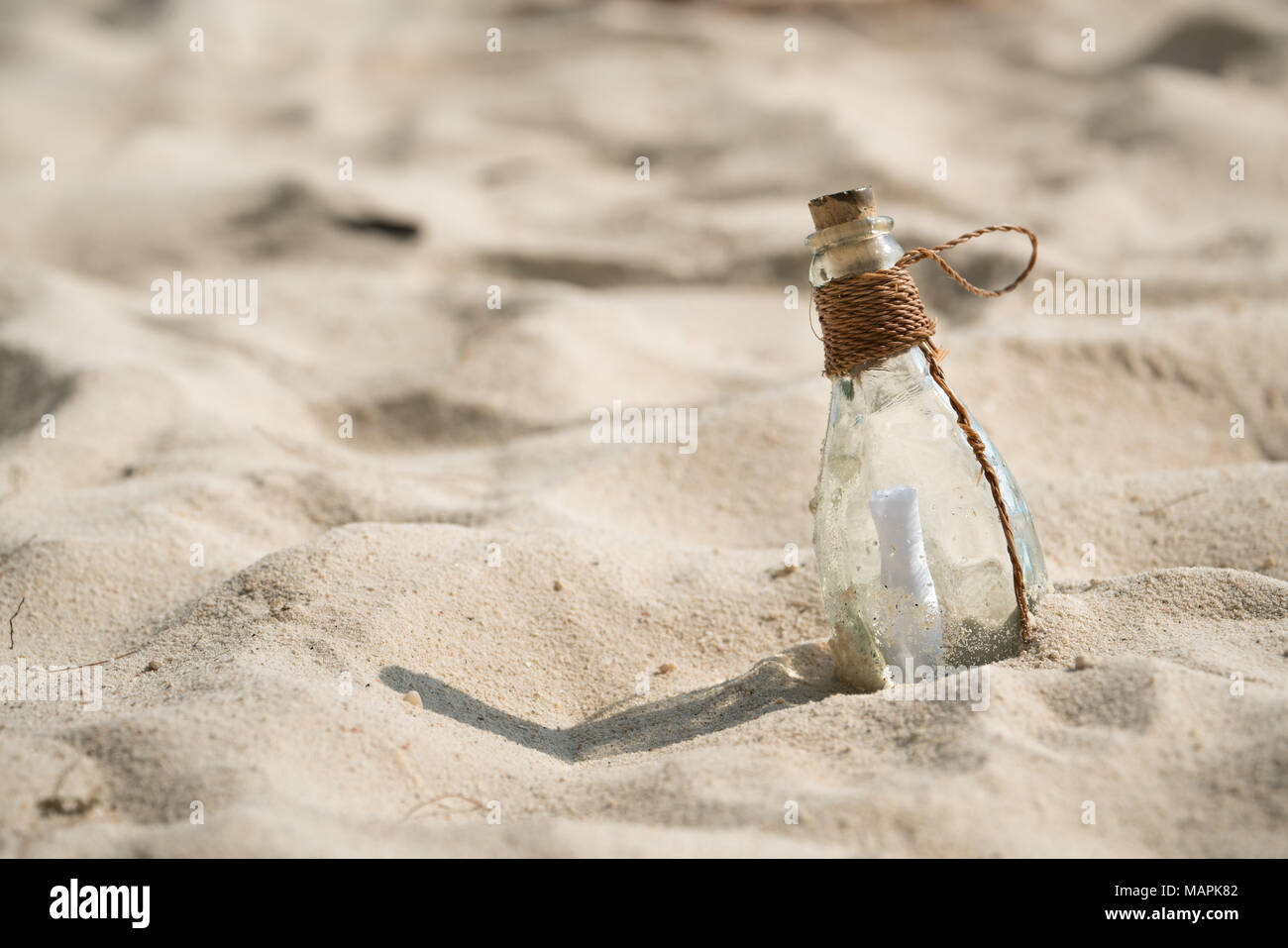 Lettre message dans une bouteille transparente en verre sur la plage , concept pour la communication. Banque D'Images
