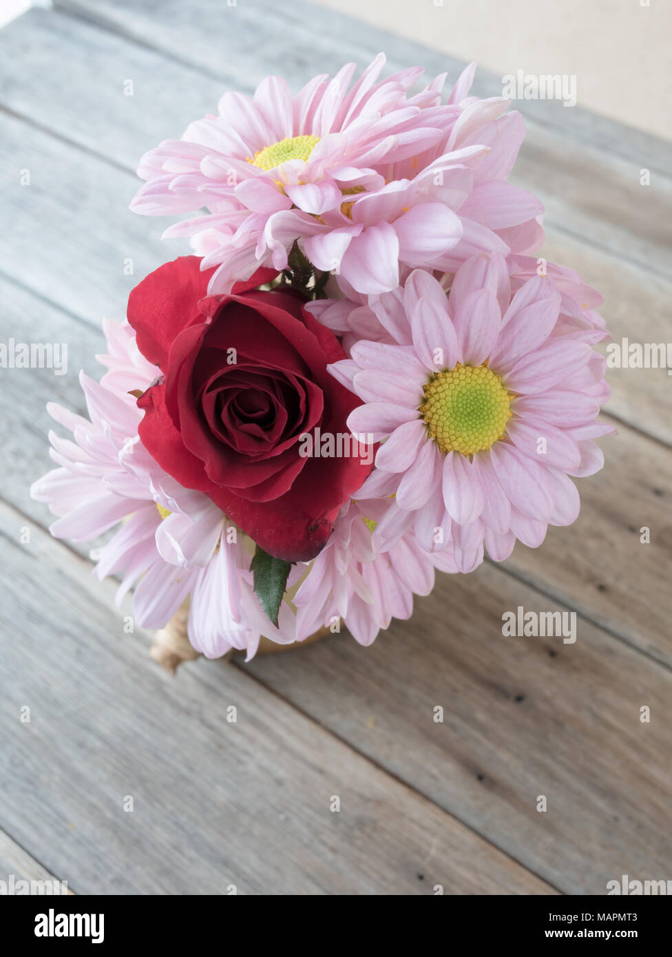 Rose rouge et rose fleur sur table en bois, l'arrière-plan Banque D'Images