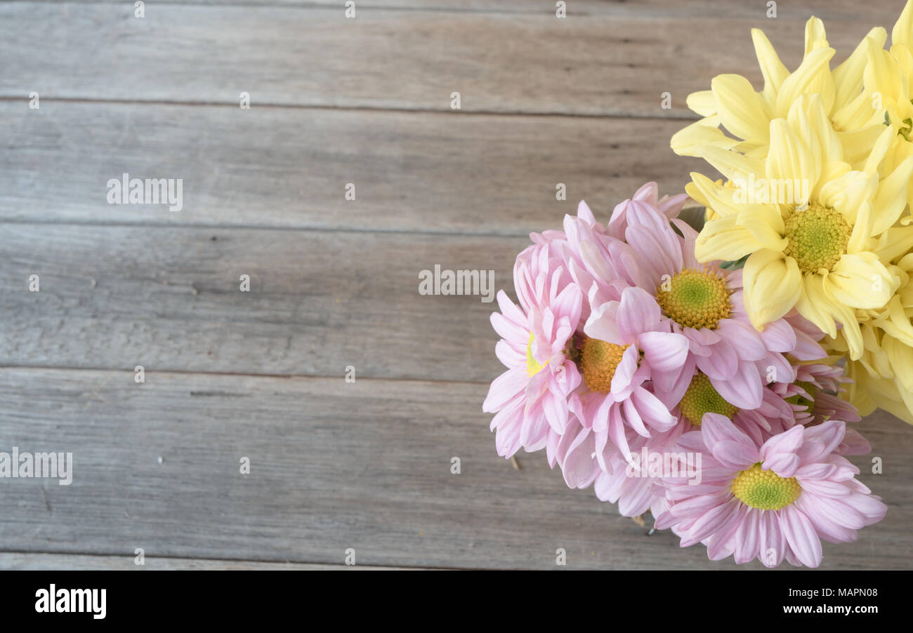 Image Retro, rose et jaune fleur en bambou vase sur table, vintage, d'arrière-plan Banque D'Images