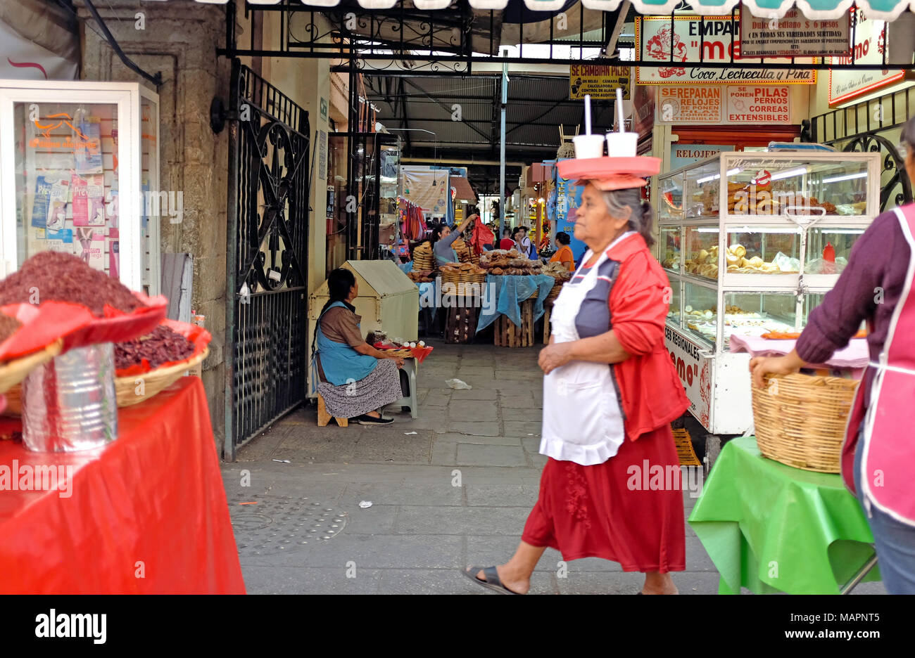 L'une des entrées au marché principal de la vieille ville de Oaxaca, Mexique, montre l'énergie et paysage unique de la région. Banque D'Images