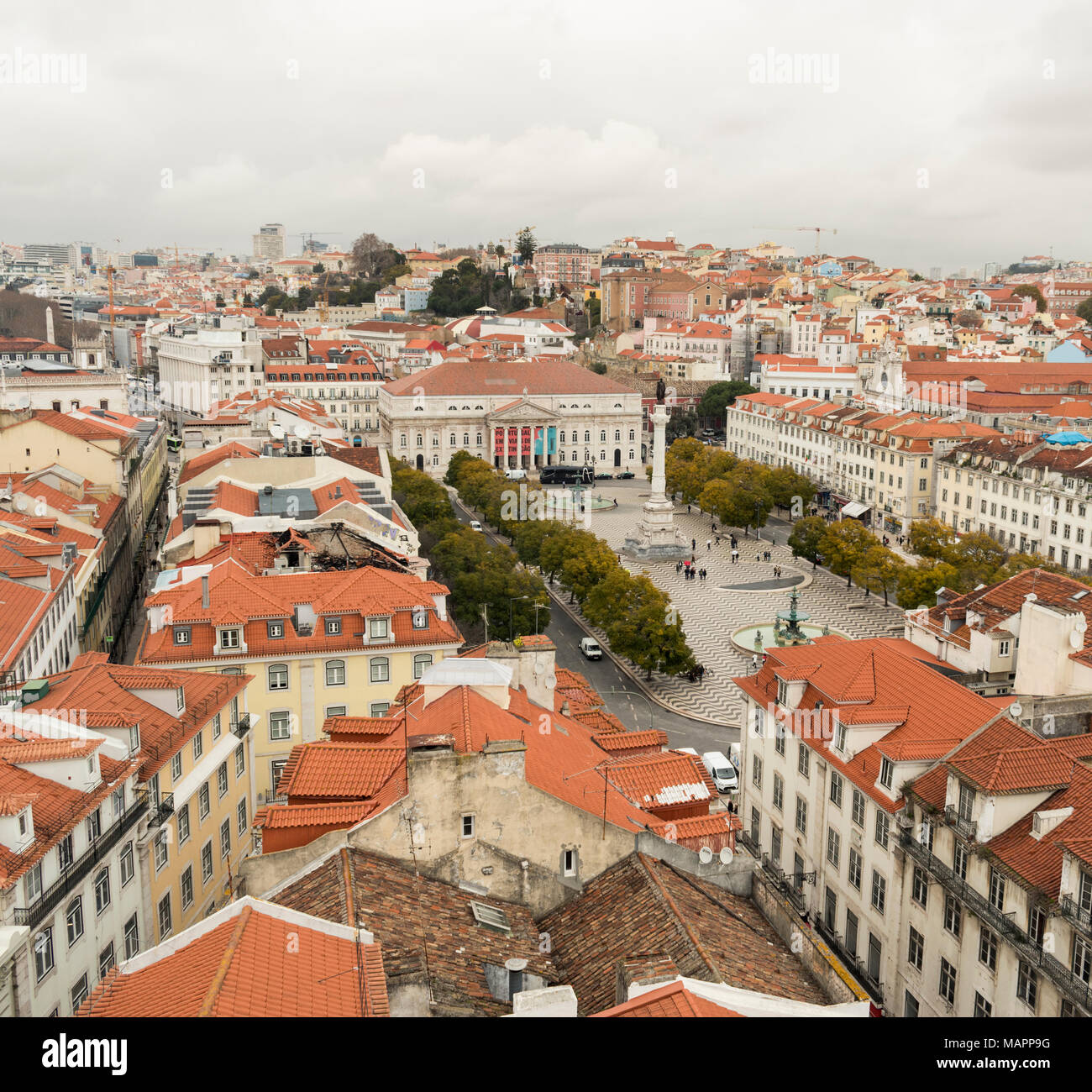 Vue sur les toits de Lisbonne central le quartier de Bairro Alto. Banque D'Images