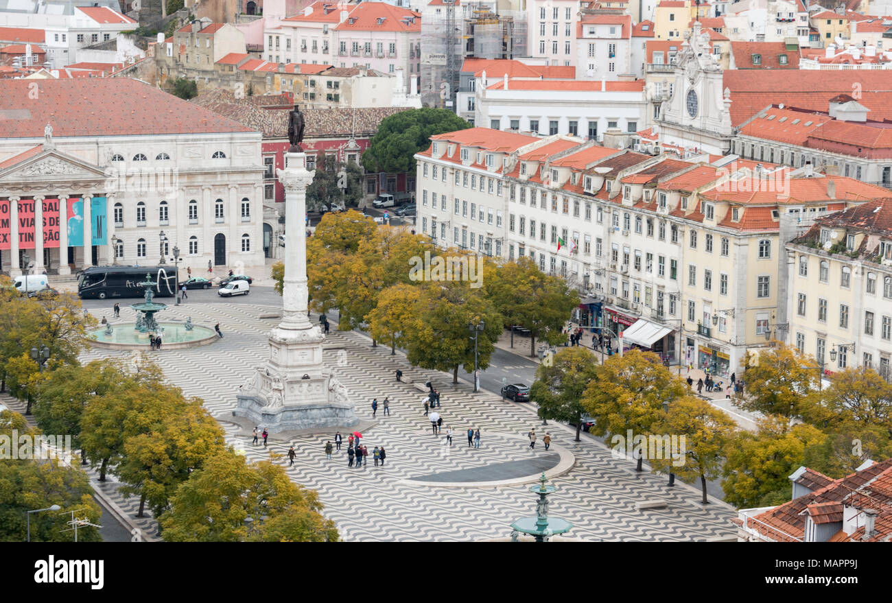 Vue sur les toits de Lisbonne central le quartier de Bairro Alto. Banque D'Images