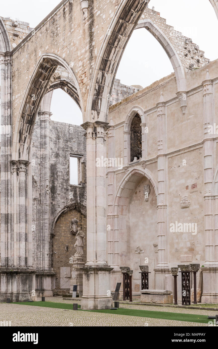 Ruiné vestiges du couvent Carmo dans le centre de Lisbonne, Portugal. Banque D'Images