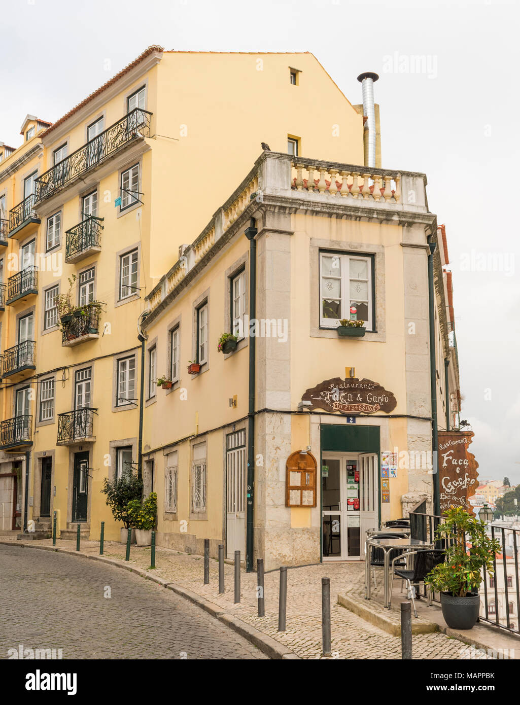 Des scènes de rue dans le Quartier Bairro Alto de Lisbonne, Portugal. Banque D'Images