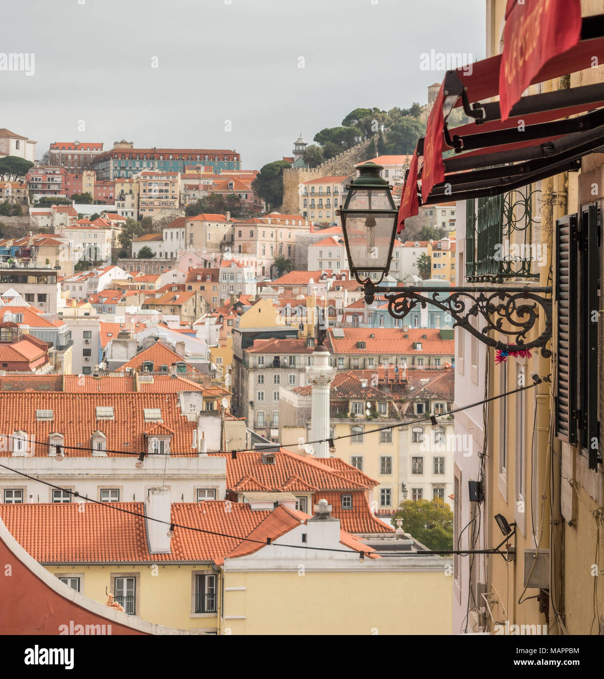 Vue sur les toits de Lisbonne central le quartier de Bairro Alto. Banque D'Images