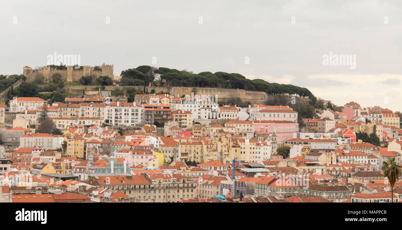 Vue sur les toits de Lisbonne central le quartier de Bairro Alto. Banque D'Images