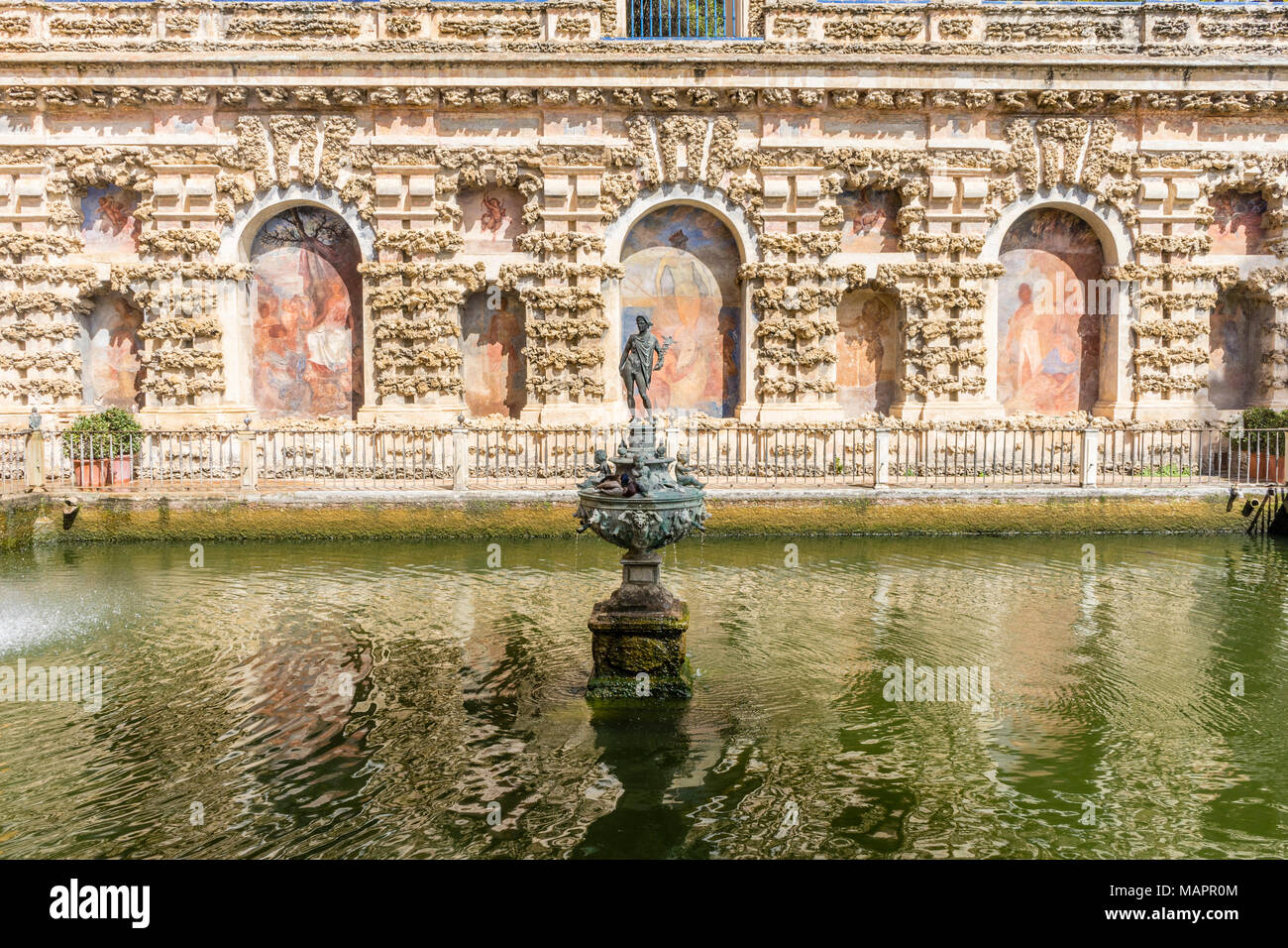 Fontaine de mercure dans les jardins de l'Alcazar Royal Palace (Reales Alcázares de Séville) dans la ville espagnole de Séville, Andalousie, Espagne Banque D'Images