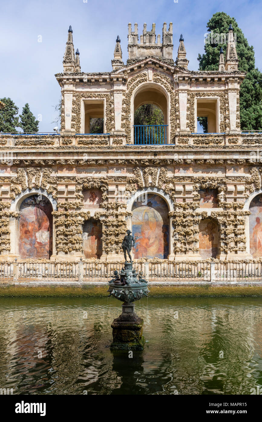 Fontaine de mercure dans les jardins de l'Alcazar Royal Palace (Reales Alcázares de Séville) dans la ville espagnole de Séville, Andalousie, Espagne Banque D'Images