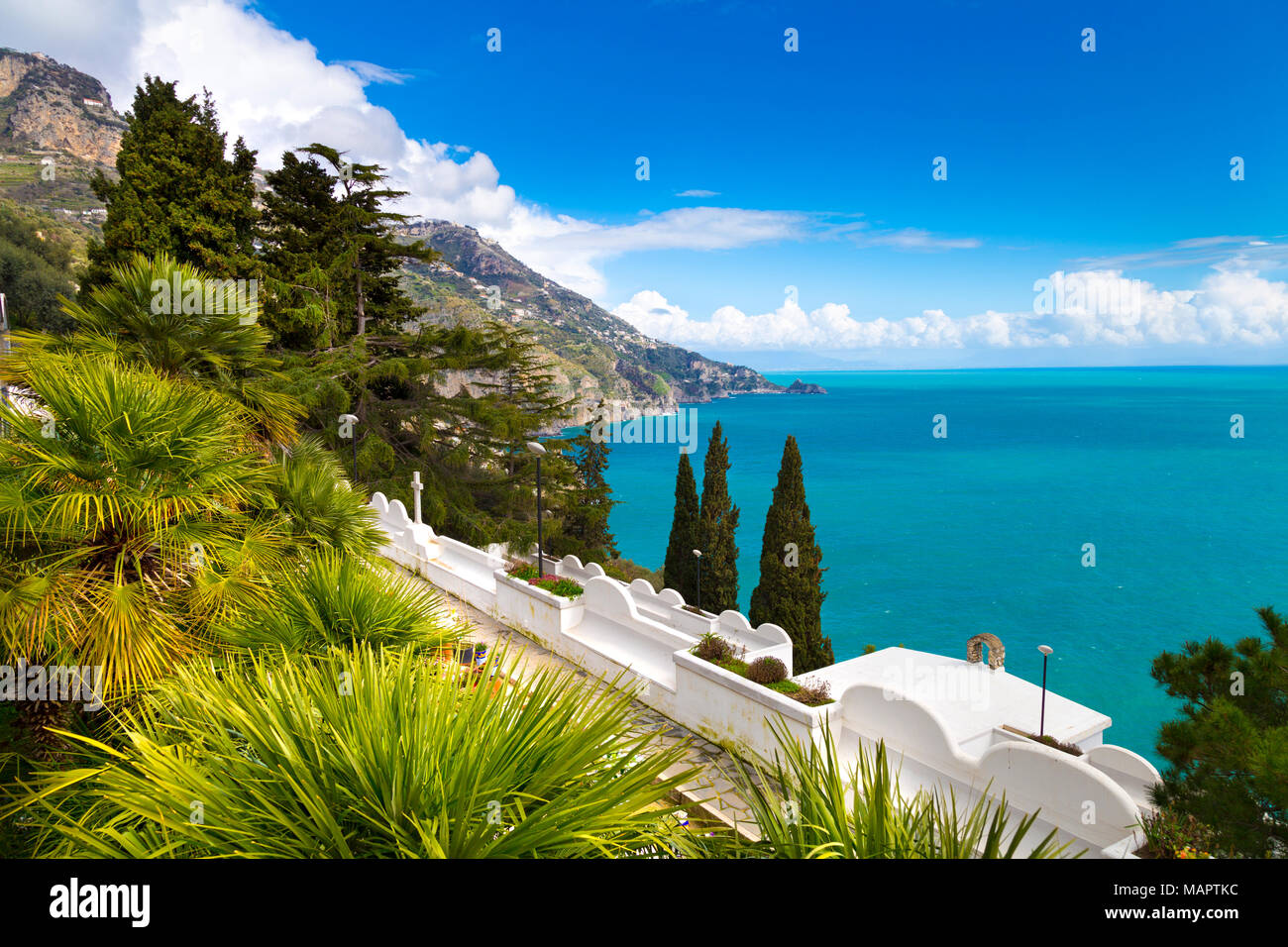 Vue depuis un petit cimetière surplombant la mer à Praiano, Côte Amalfitaine, Italie Banque D'Images