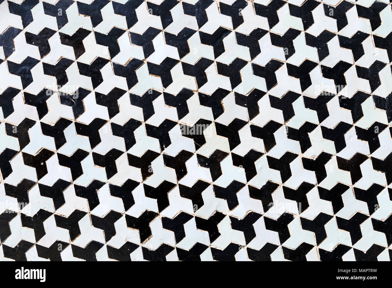 Géométrique noir et blanc mur carrelé de mosaïque marocaine, Palais El Mokri, Fes, Maroc Banque D'Images