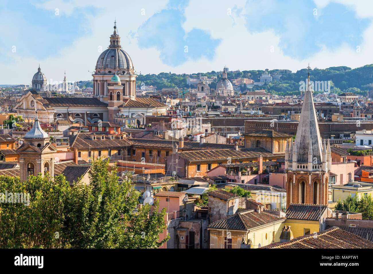 Vue panoramique sur les dômes et les toits de la ville de Rome Banque D'Images