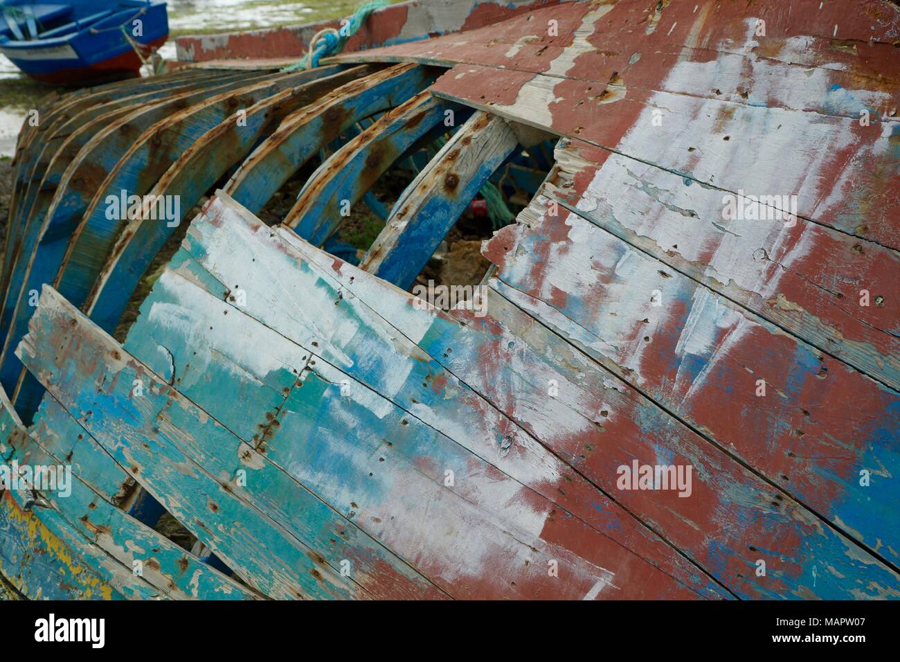 Réparations de bateaux sur la plage de Djerba, Tunisie Banque D'Images