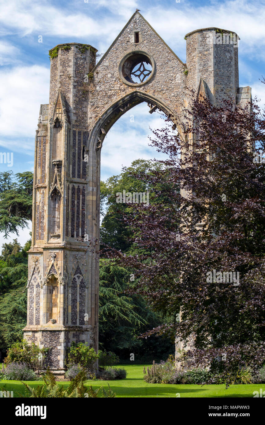 La fenêtre est massive du prieuré à Walsingham Abbey ruins, Norfolk, Angleterre Banque D'Images