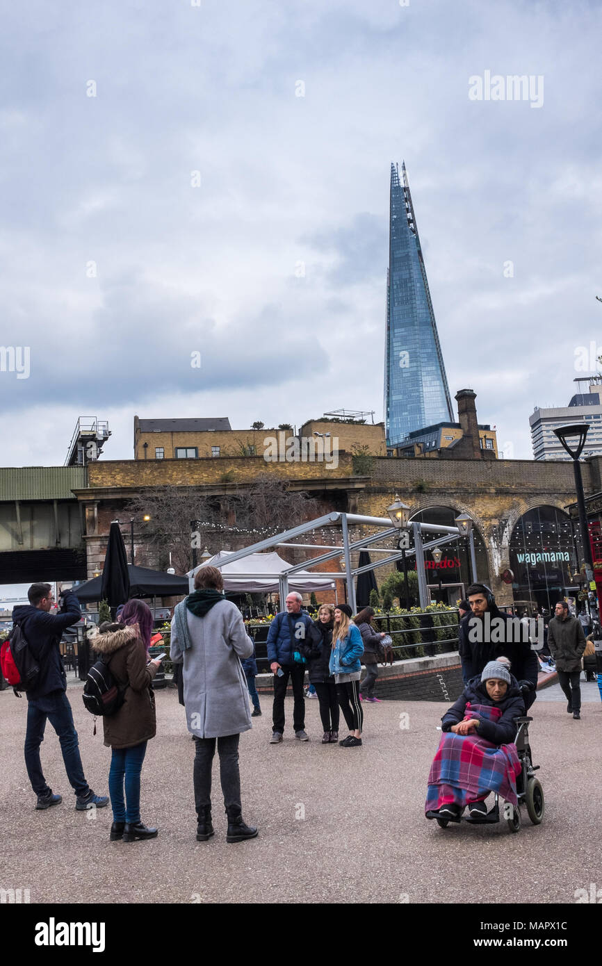 Les piétons marcher autour de Londres avec le fragment dans l'arrière-plan Banque D'Images