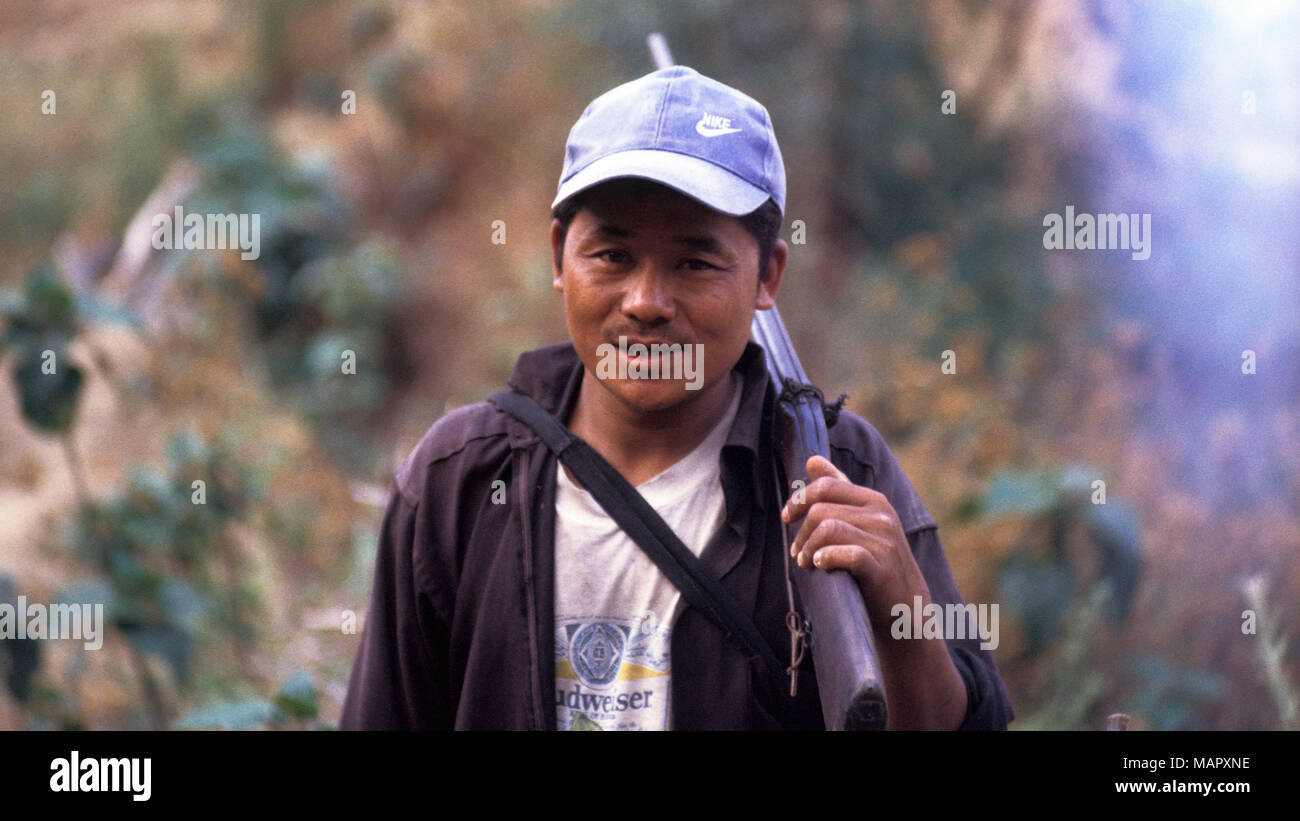 Un homme s'Akha avec son fusil de chasse dans les forêts du nord de la Thaïlande. Banque D'Images