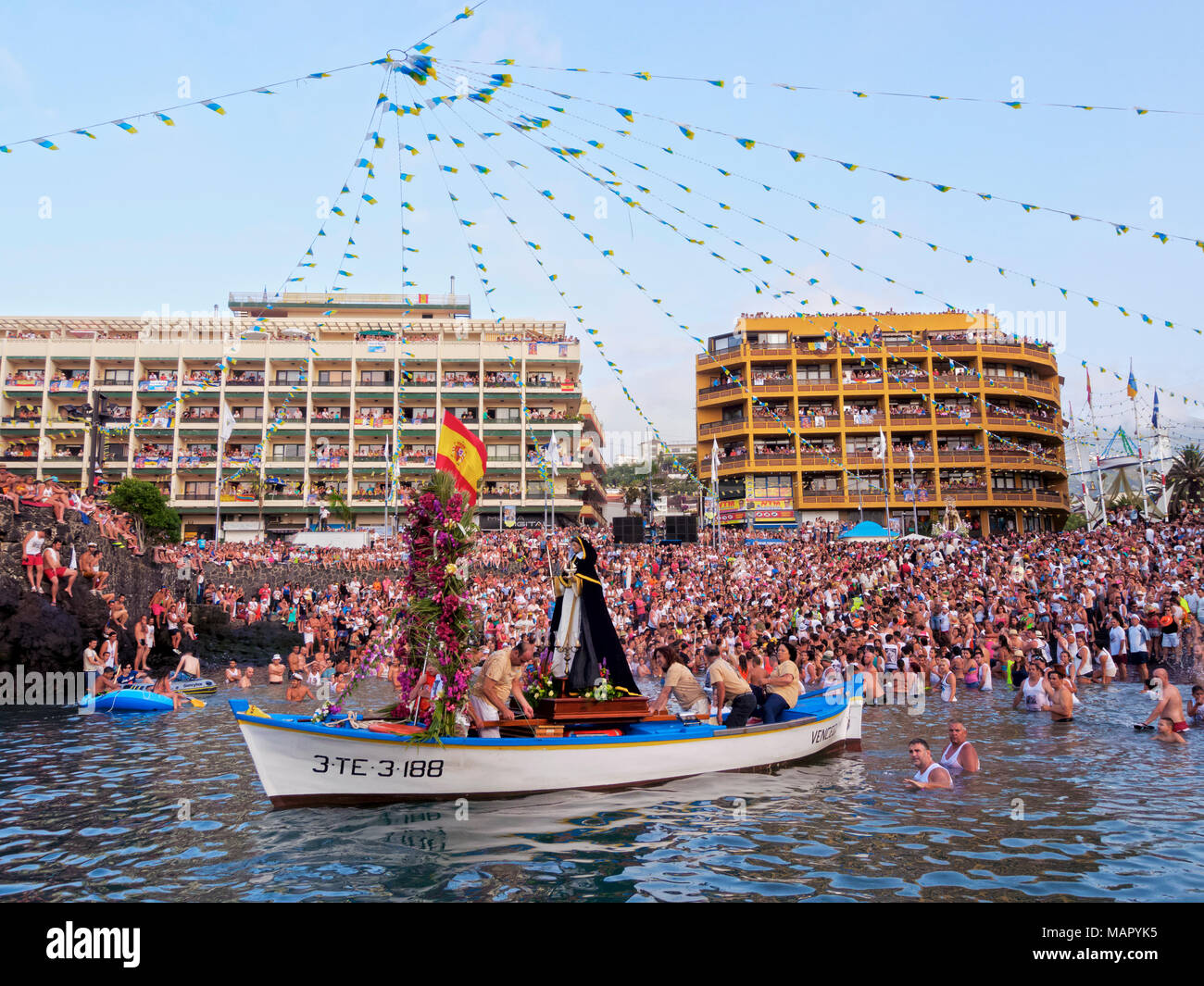 Embarcacion de la Virgen del Carmen, procession de l'eau, Puerto de la Cruz, l'île de Tenerife, Canaries, Espagne, Europe, Atlantique Banque D'Images