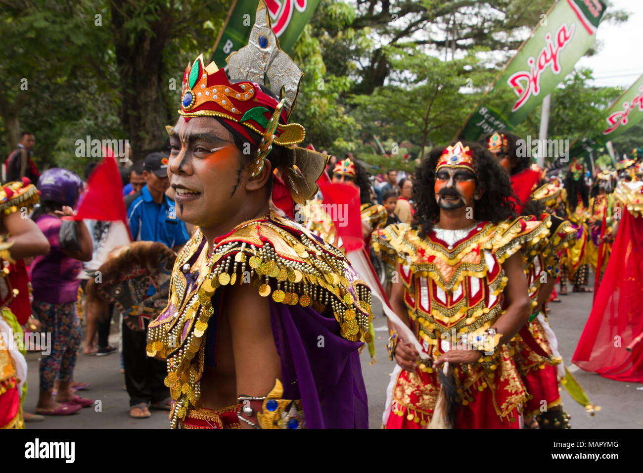 Les hommes indonésiens de prendre part à une fête de carnaval de l'année 101e anniversaire Malang, Malang, Java Est, Indonésie, Asie du Sud, Asie Banque D'Images