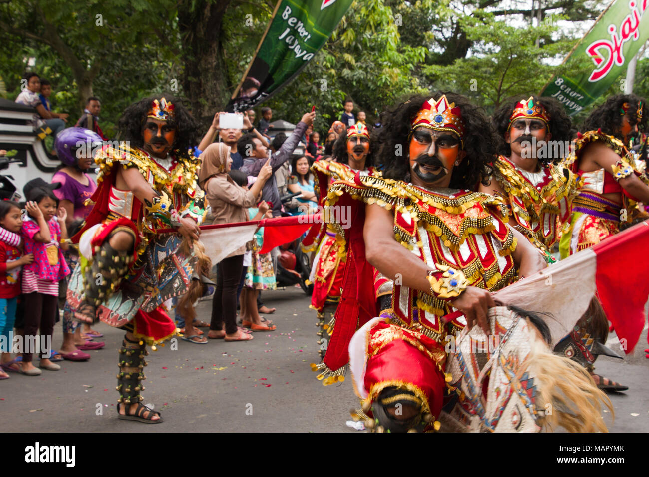 Les hommes indonésiens de prendre part à une fête de carnaval de l'année 101e anniversaire Malang, Malang, Java Est, Indonésie, Asie du Sud, Asie Banque D'Images