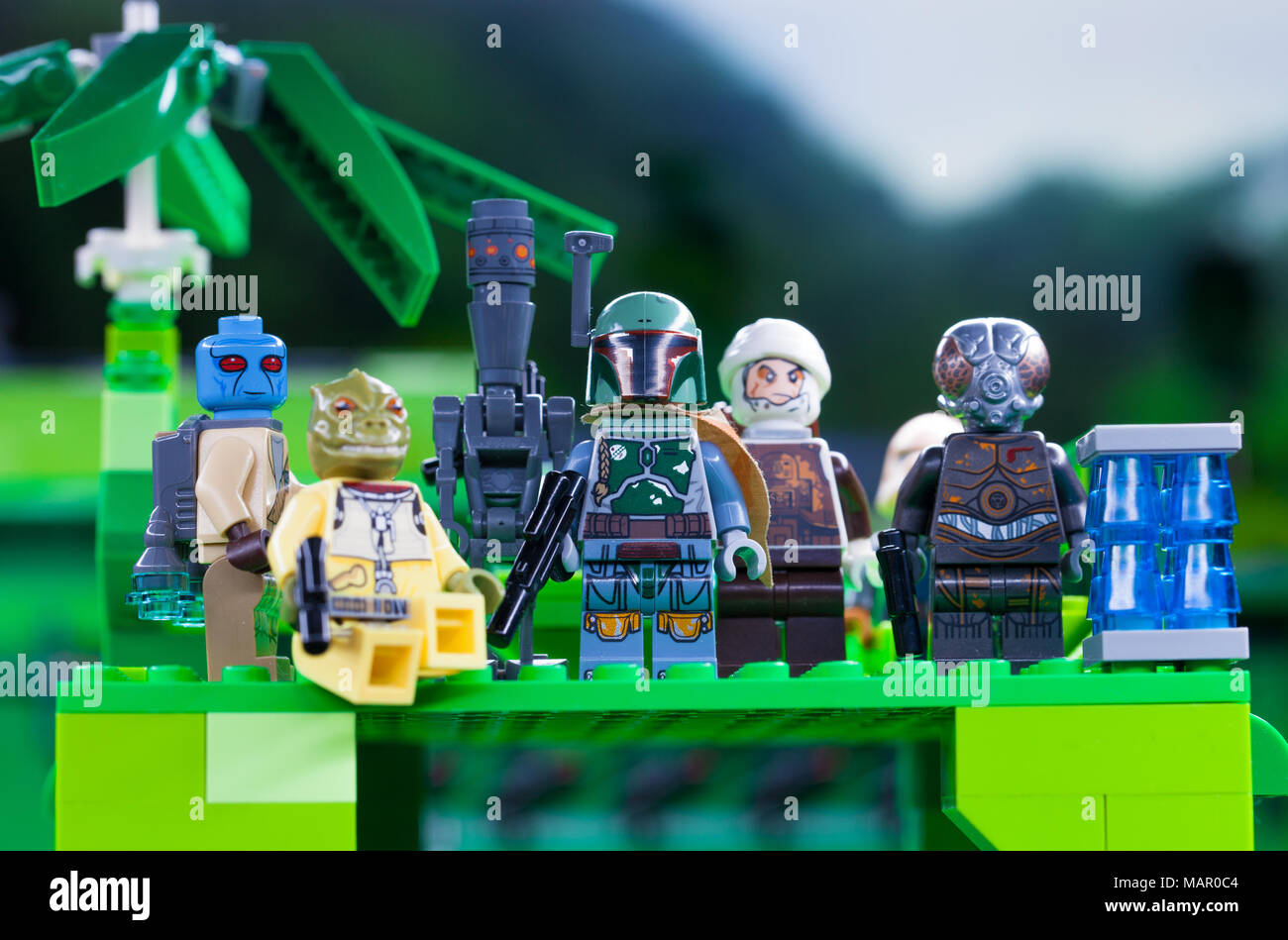 Russe, 03 avril 2018. Constructeur Lego Star Wars. Équipe de chasseurs de  primes dans le contexte de la jungle Photo Stock - Alamy