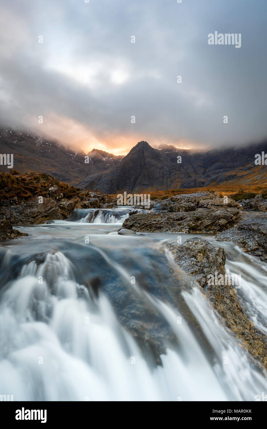 Les montagnes Cuillin noires en cassant la Fée de Glen Piscines, île de Skye, Hébrides intérieures, Ecosse, Royaume-Uni, Europe Banque D'Images