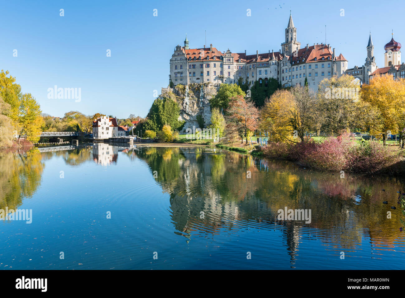 Château de Sigmaringen reflétée dans le Danube, Sigmaringen, Baden-Wurttemberg, Germany, Europe Banque D'Images