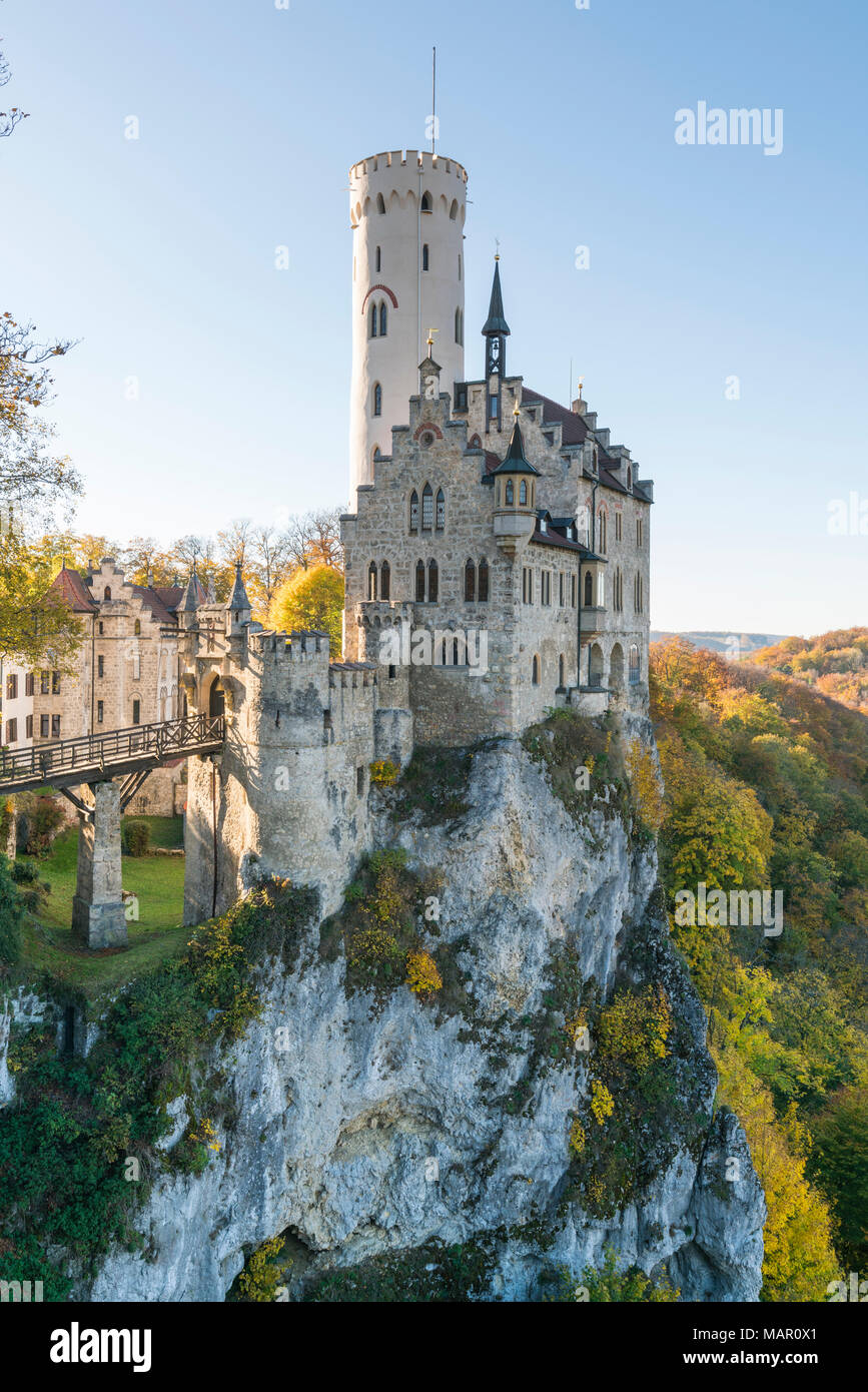 Château de Lichtenstein en automne, Lichtenstein, Baden-Wurttemberg, Germany, Europe Banque D'Images