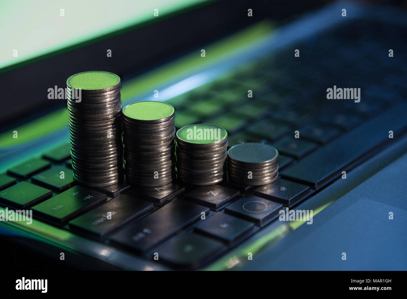 Affaires financières de l'argent des pièces de monnaie le clavier, de stock en ligne le commerce, l'investissement, d'avion concept background Banque D'Images