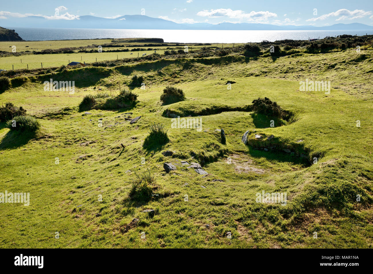 À l'âge de fer, maisons de ruche Slea Head, péninsule de Dingle, façon sauvage de l'Atlantique, dans le comté de Kerry, Munster, République d'Irlande, Europe Banque D'Images