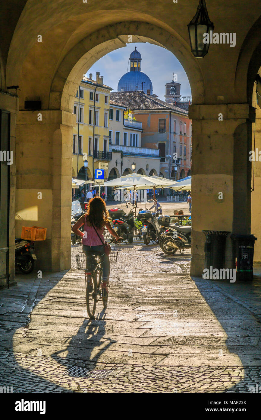 Avis de cycliste et la Piazza delle Erbe par des arcades et dôme de Padoue Cathédrale visible, Padoue, Vénétie, Italie, Europe Banque D'Images