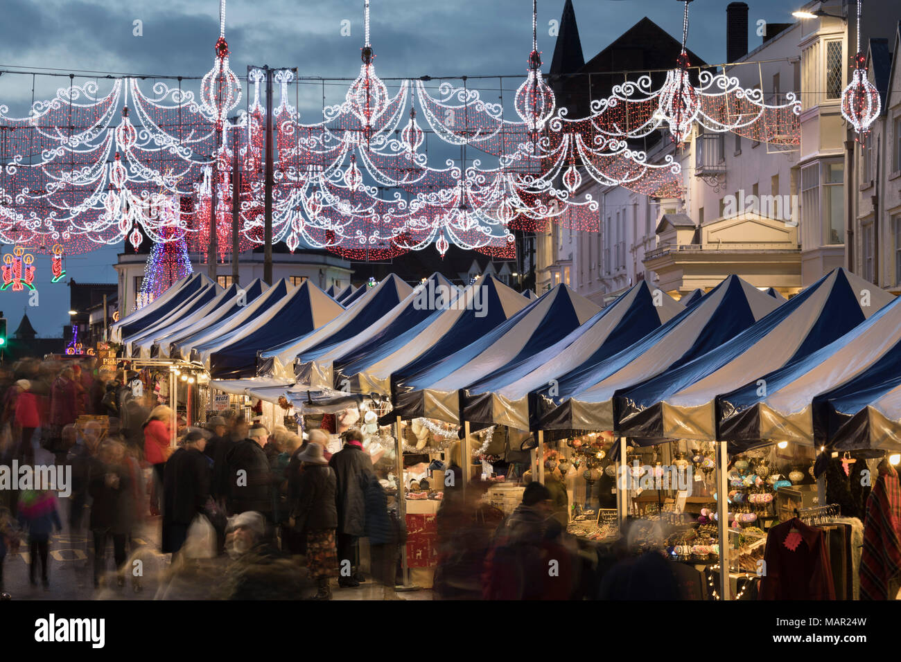 Marché de Noël et les décorations le long Bridge Street, Stratford-upon-Avon, Warwickshire, Angleterre, Royaume-Uni, Europe Banque D'Images