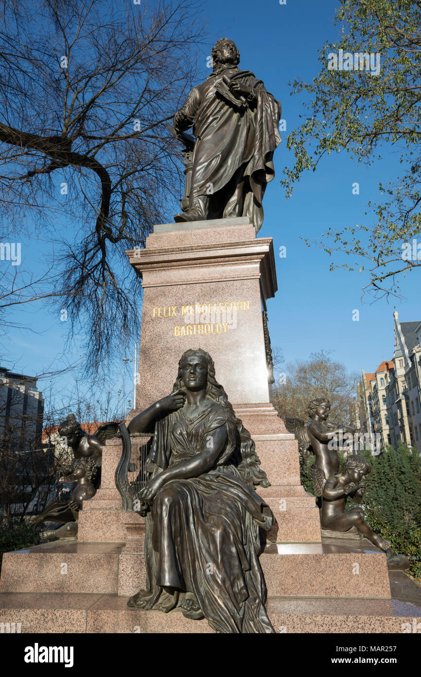 Monument à la célèbre compositeur Felix Mendelssohn Bartholdy à côté de l'église St. Thomas, Leipzig, Saxe, Allemagne, Europe Banque D'Images