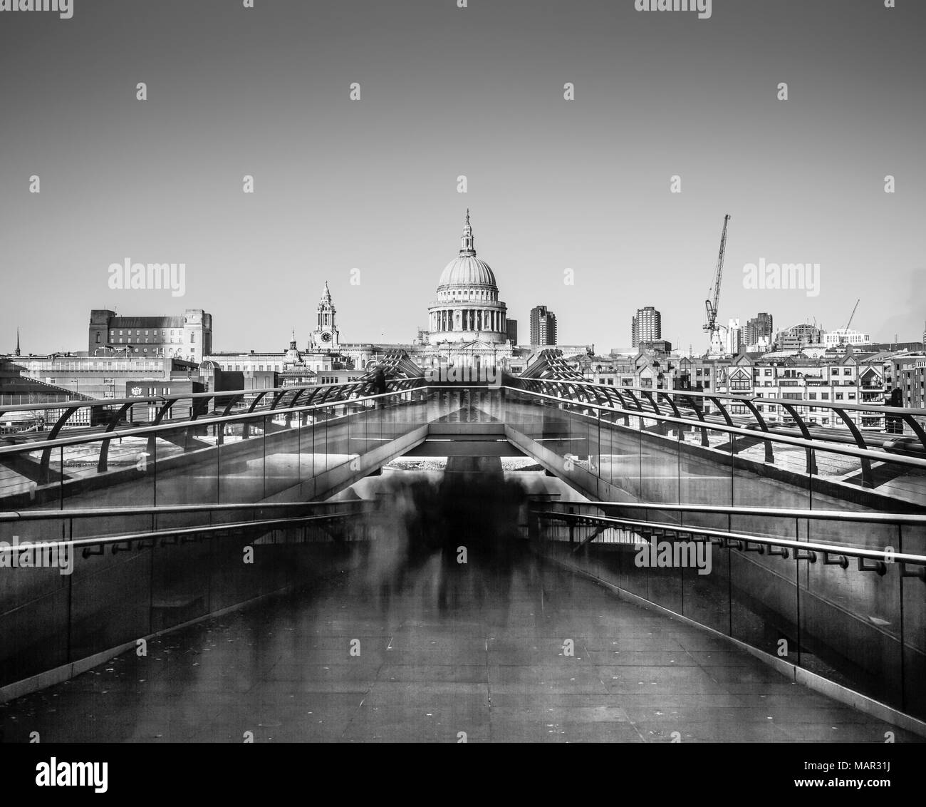 Les figures fantomatiques d'aller travailler dans une longue exposition image de St Paul's de Millennium Bridge, City of London, Londres, Angleterre, Royaume-Uni, Europe Banque D'Images