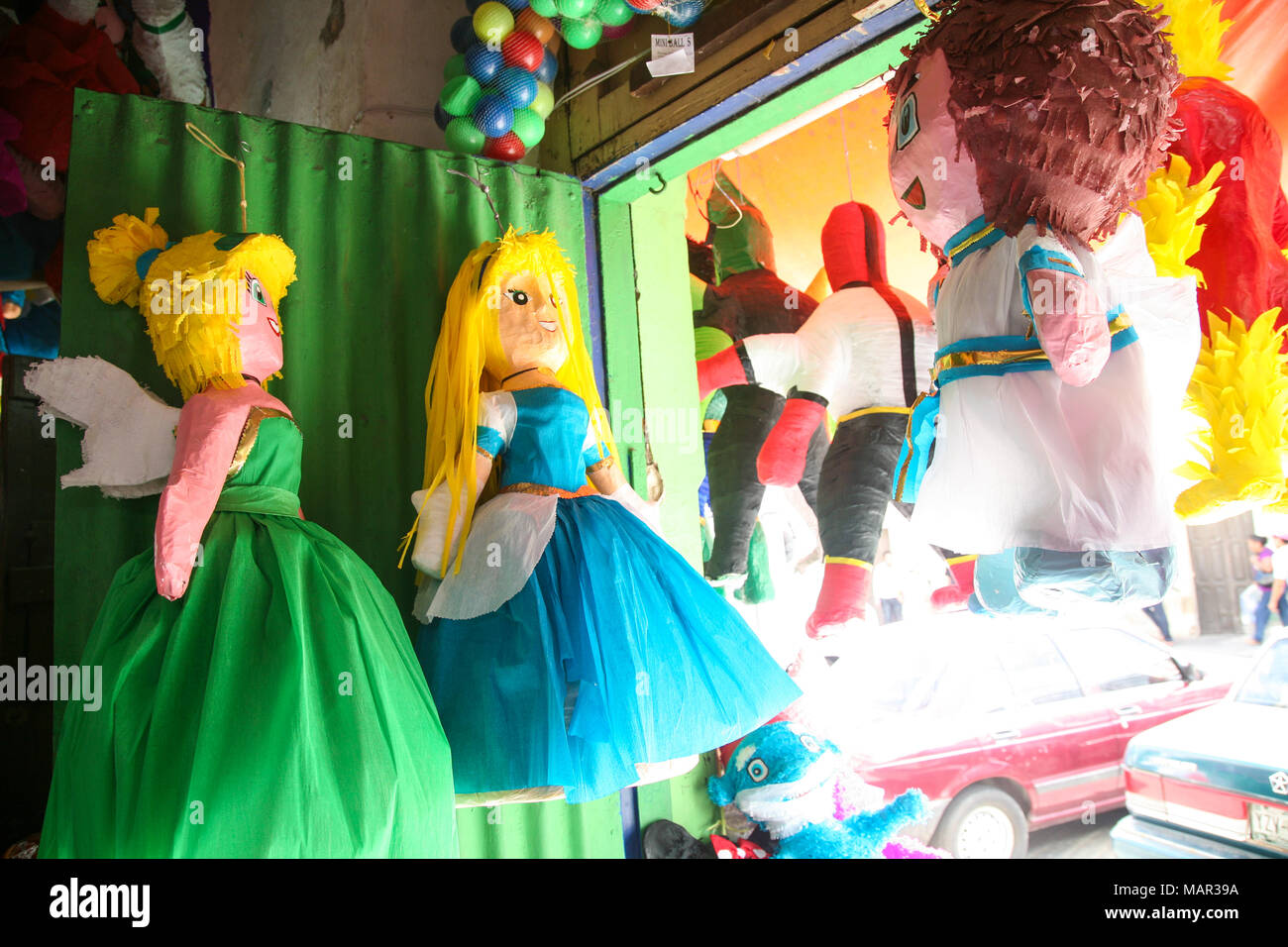 MERIDA, MEXIQUE - mars 12, 2012 : la taille humaine des poupées de papier traditionnelles vendues sur un marché local à Merida, Yucatan, Mexique Banque D'Images