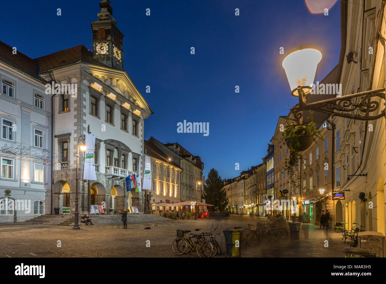 Voir l'Hôtel de Ville et de scène de rue au crépuscule, Ljubljana, Slovénie, Europe Banque D'Images