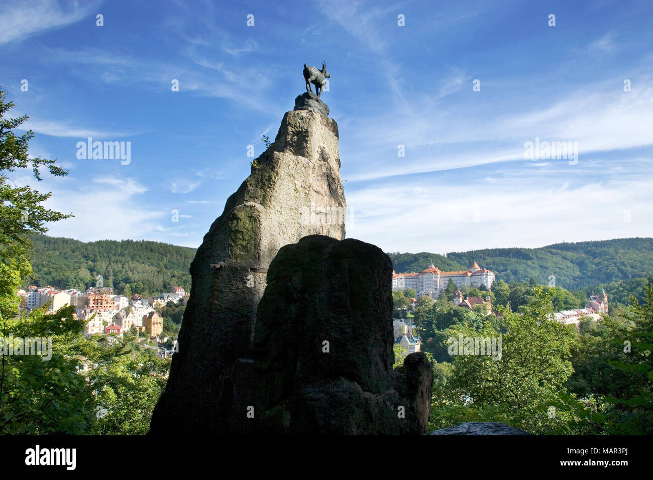 KARLOVY VARY, RÉPUBLIQUE TCHÈQUE - 6 septembre 2014 : statue de cerf Jeleni skok dans ville thermale de Karlovy Vary, en Bohême de l'Ouest, en République tchèque. Historique célèbre springs Banque D'Images