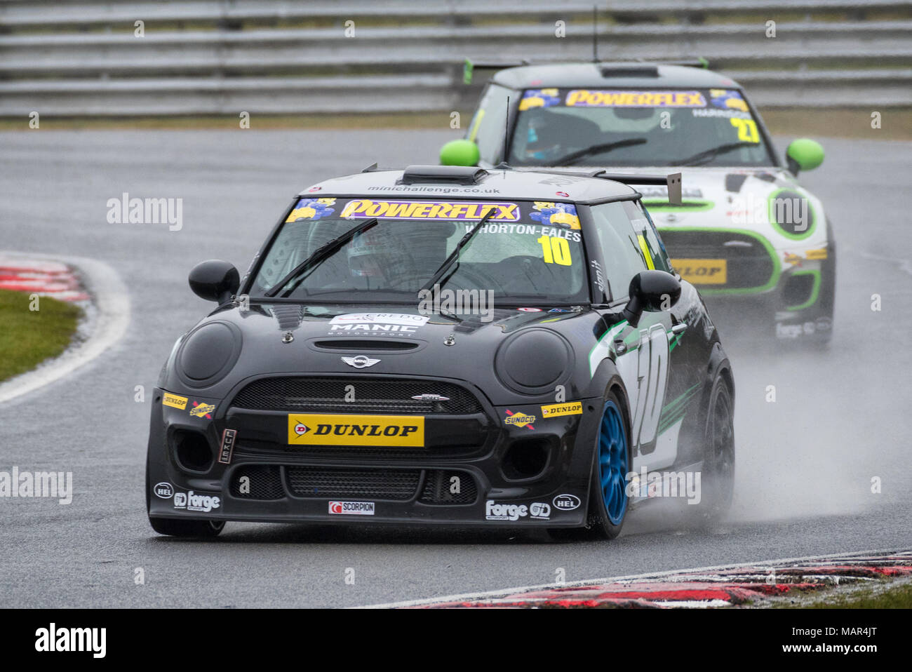 Whorton-Eales Ant conduit Nathan Harrison en course 1 de la Mini JCW Challenge championnat à Oulton Park dans le Cheshire UK Banque D'Images