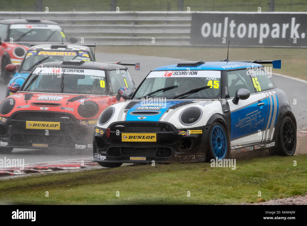 Course 1 de la Mini JCW Challenge championnat à Oulton Park dans le Cheshire UK Banque D'Images