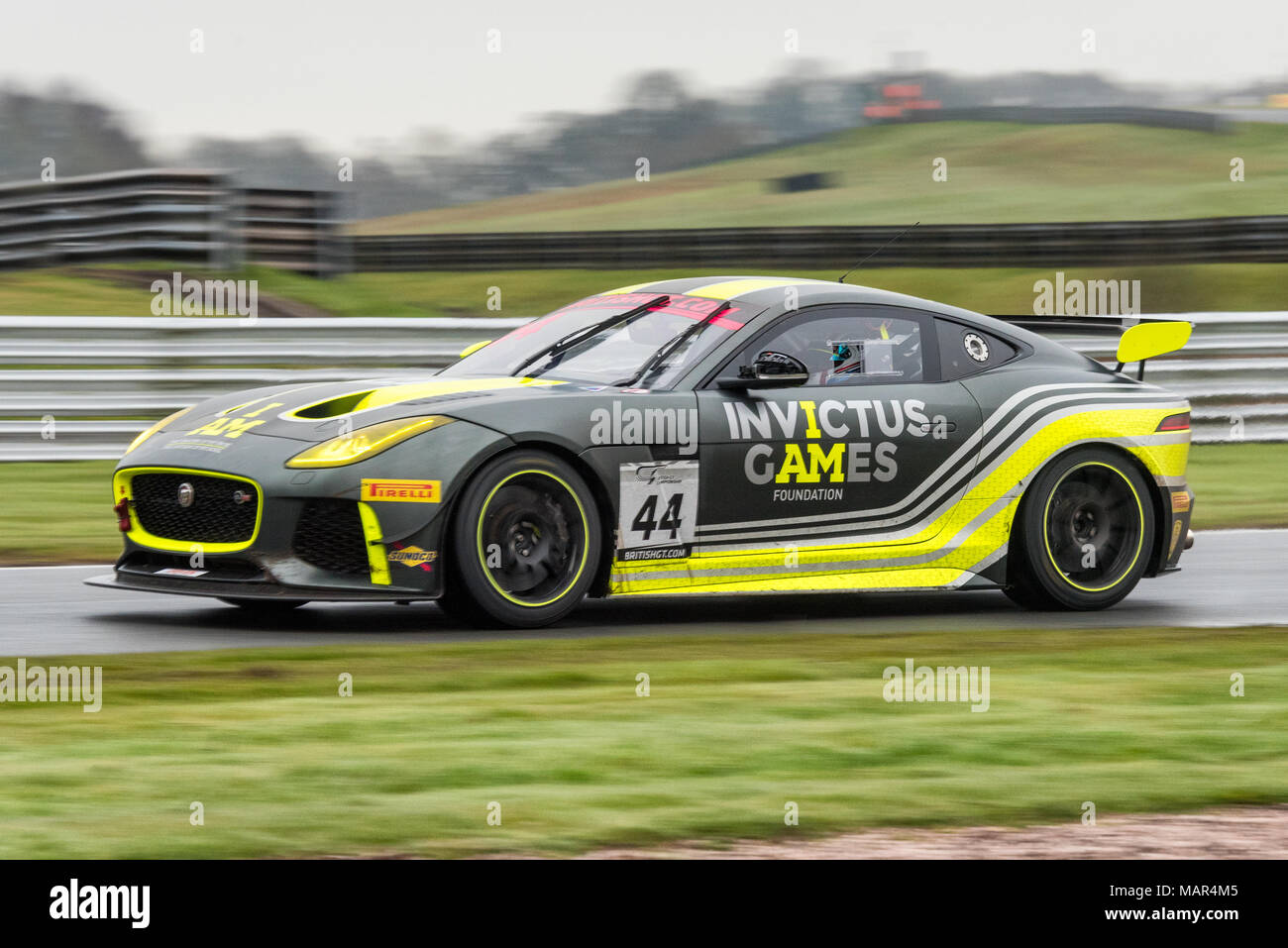 Invictus Course Jeux Jaguar F-Type SVR GT4 voiture 44 lors de la ronde 1 de la British GT à Oulton Park, Cheshire, Royaume-Uni Banque D'Images