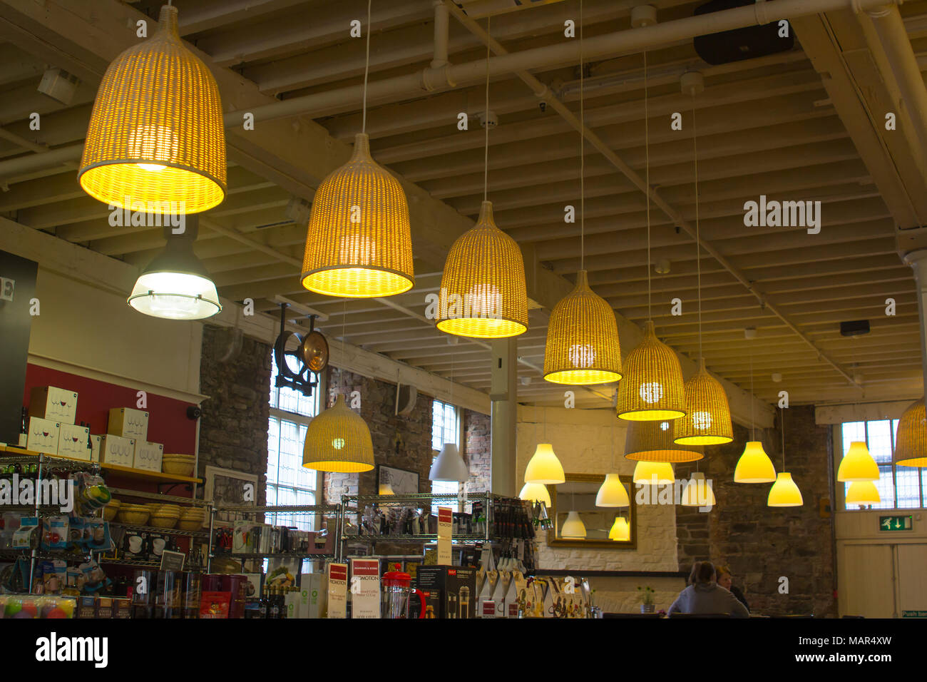 16 mars 2018 l'accueil chaleureux de l'intérieur éclairé le grand restaurant principalement utilisés par les touristes dans le village de Blarney, comté de Cork en Irlande Banque D'Images