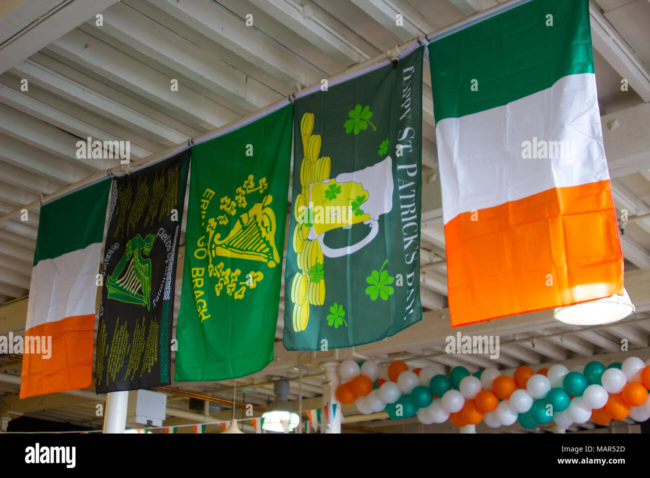 16 mars 2018 drapeaux irlandais à thème à partir d'un plafond drapé de restaurant dans la ville de Blarney Irlande pour les célébrations de la St Patrick Banque D'Images