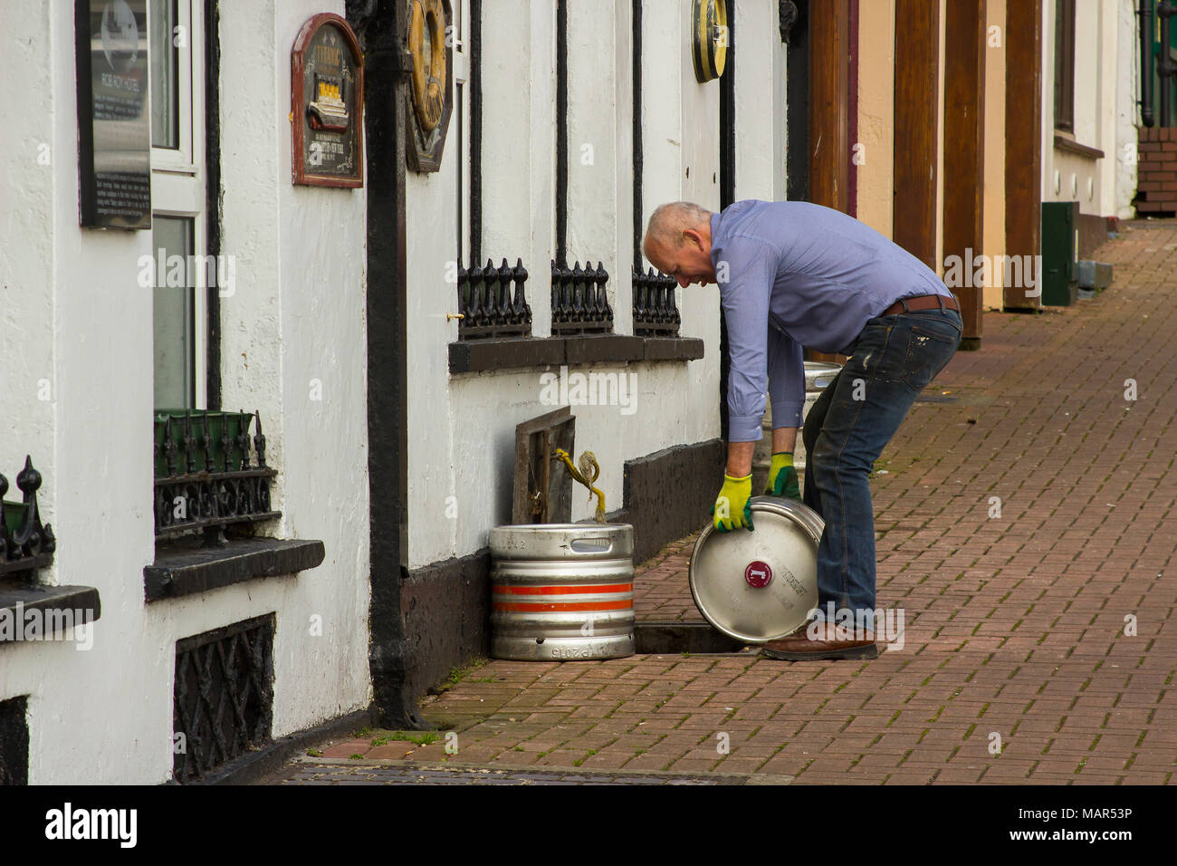 16 mars 2018 Cobh County Cork Irlande Un pub propriétaire laissant tomber l'aluminium barils de bière dans une cave traditionnelle pour le stockage Banque D'Images