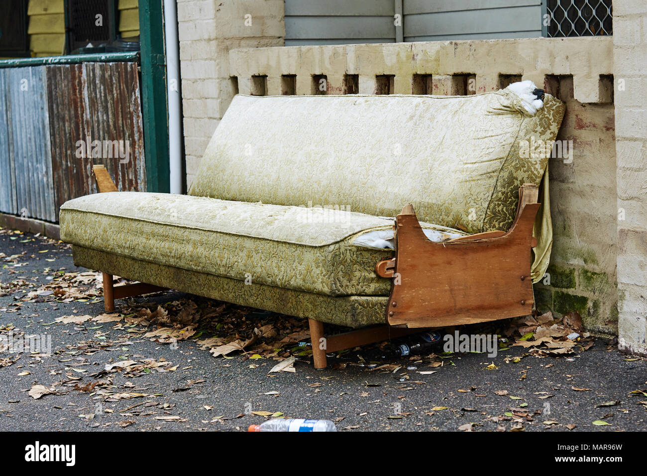 Un seul jeté canapé à gauche dans la rue à pourrir à Newcastle en in Photo  Stock - Alamy