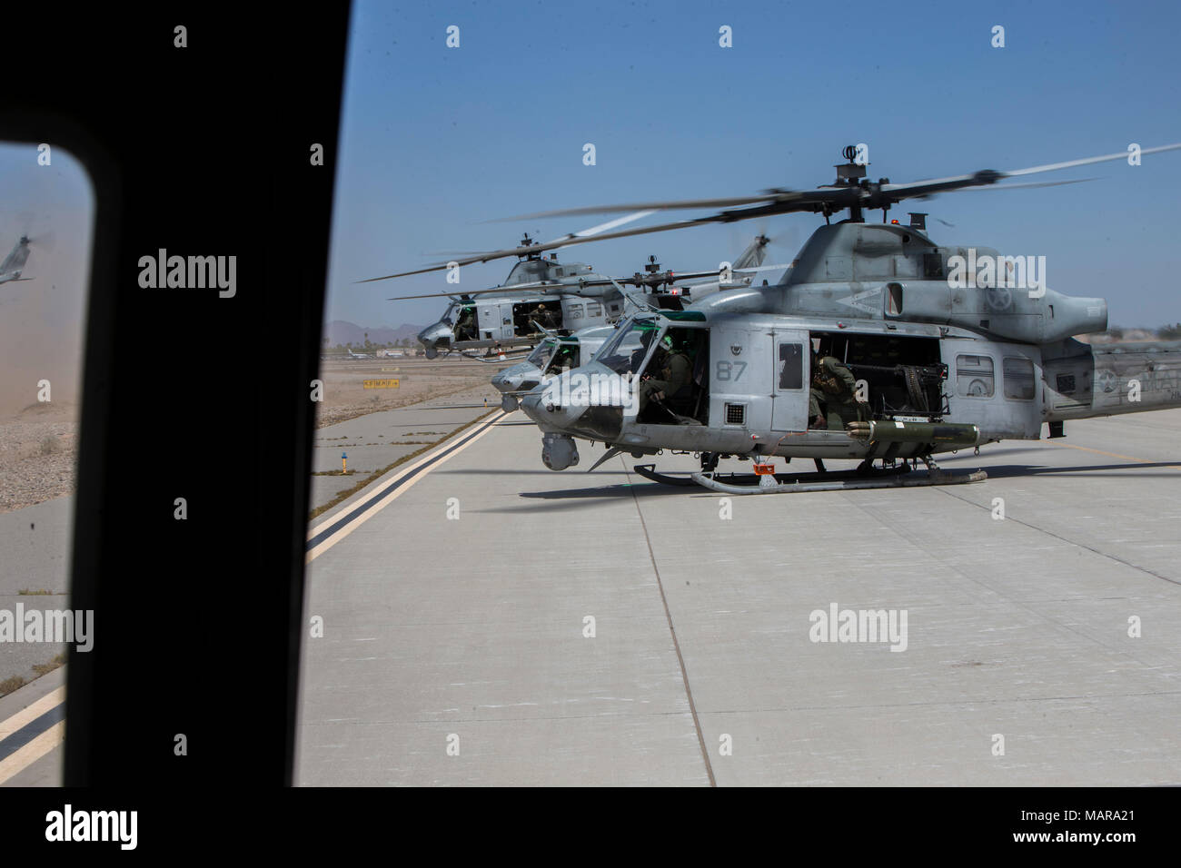 Corps des Marines des États-Unis les pilotes et les chefs d'équipage décoller à l'aide d'UH-1Y Venom pendant à la masse d'air de raffinement à l'appui d'armes et tactiques cours instructeurs 2-18 au Marine Corps Air Station Yuma, Yuma (Arizona), le 2 avril. Le WTI est une formation de 7 semaines organisé par Marine Aviation armes et tactiques 1 escadron de cadets, qui met l'intégration opérationnelle des six fonctions de l'aviation du Corps des Marines à l'appui d'une masse d'Air Maritime Task Force et fournit les tactiques avancées la formation et la certification des qualifications des instructeurs de l'unité de soutien à la formation et de l'Aviation maritime Rea Banque D'Images