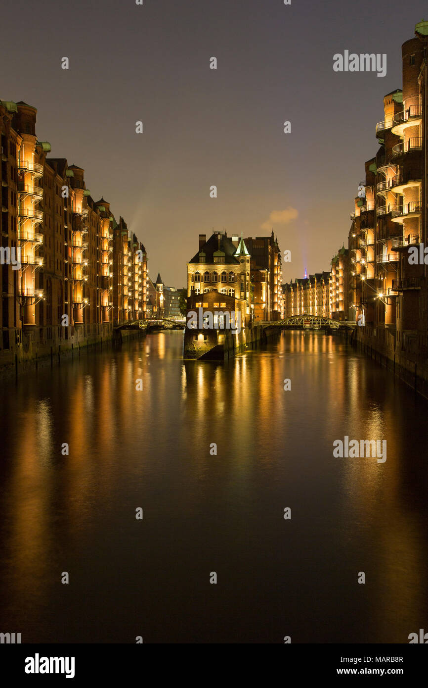 Voir d'Hollaendischbrookfleet à Wasserschloss de nuit. Speicherstadt, Hambourg, Allemagne Banque D'Images