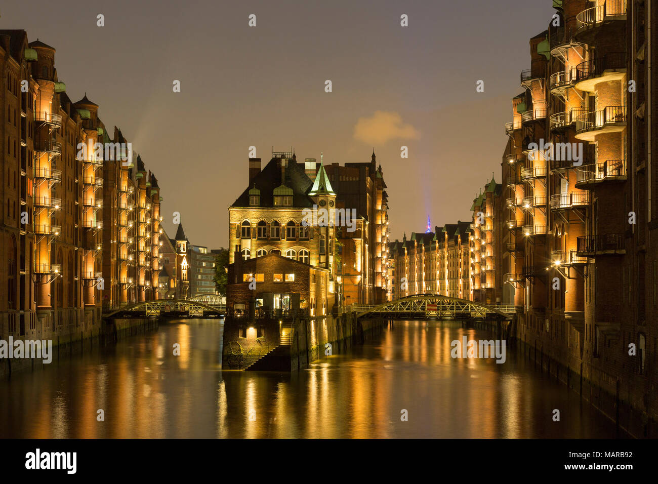 Voir d'Hollaendischbrookfleet à Wasserschloss de nuit. Speicherstadt, Hambourg, Allemagne Banque D'Images