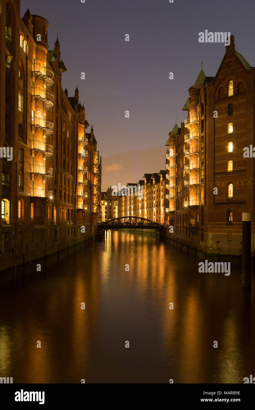 Voir d'Wandrahmsfleet la nuit. Speicherstadt, Hambourg, Allemagne Banque D'Images