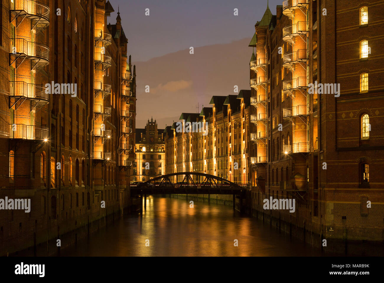 Voir d'Wandrahmsfleet la nuit. Speicherstadt, Hambourg, Allemagne Banque D'Images