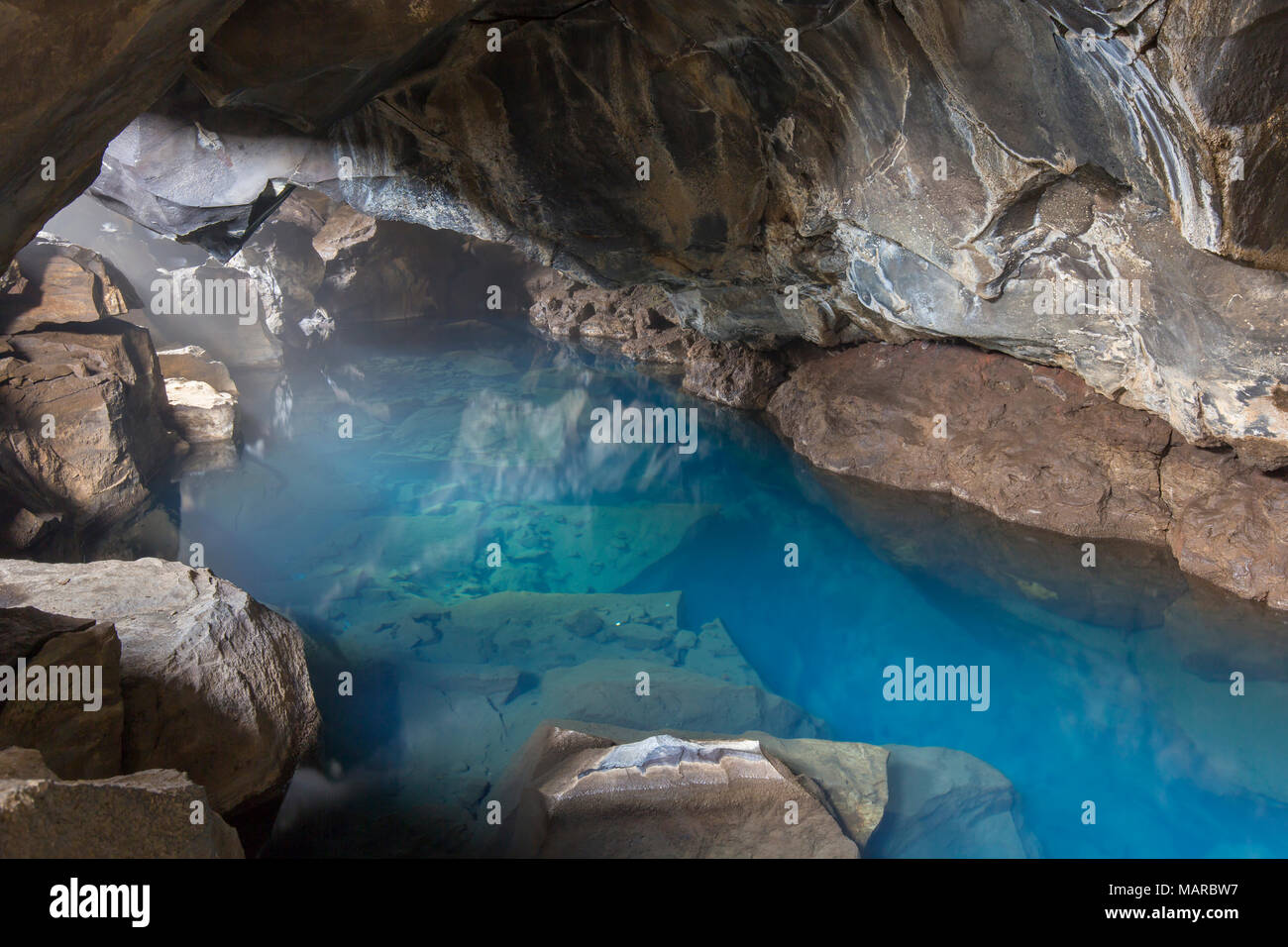 Petite grotte de lave Grjotagja avec une source thermale à l'intérieur. Jökulsarlon, Islande Banque D'Images