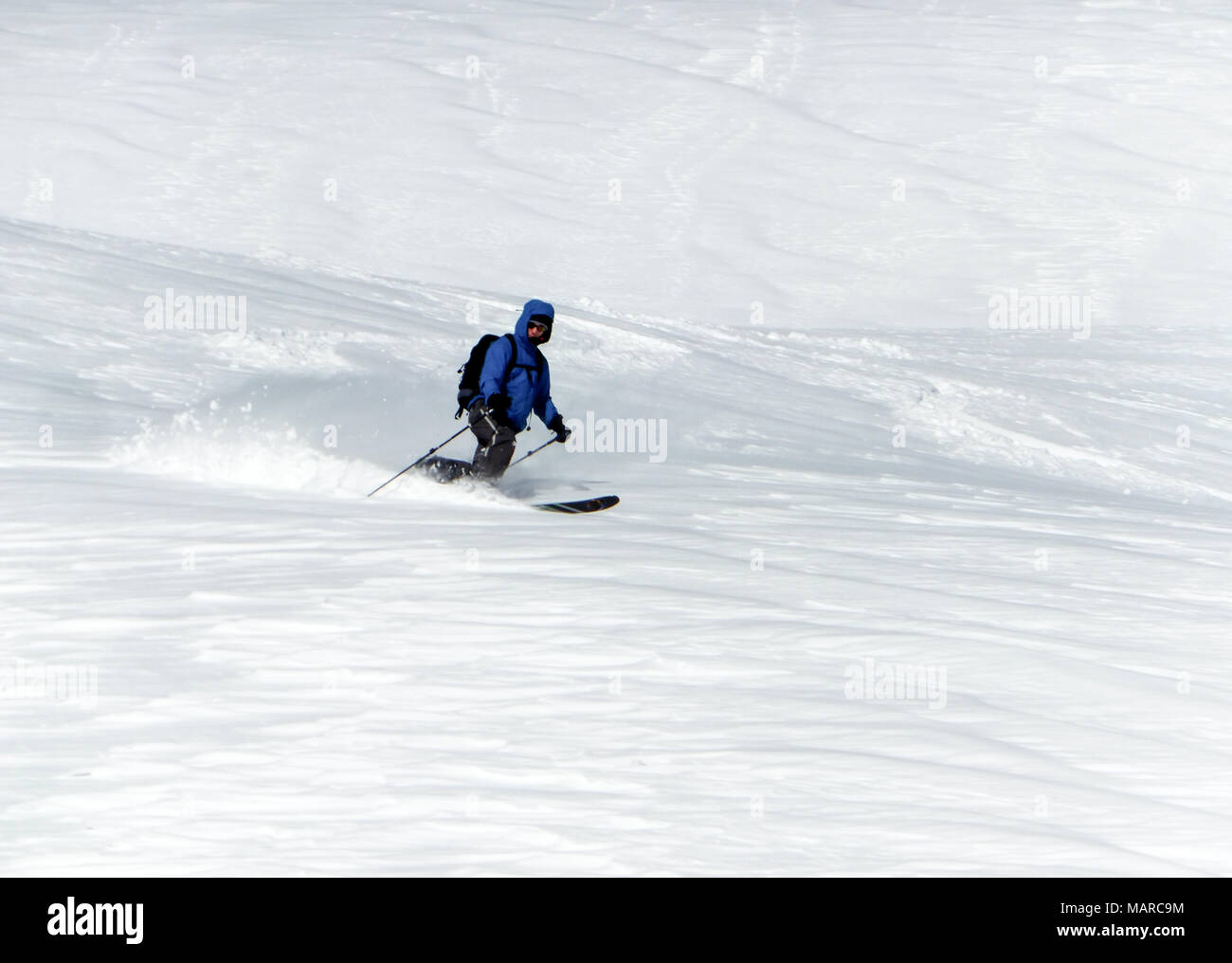 Dans l'homme telemark ski dans les Alpes en poudre Banque D'Images